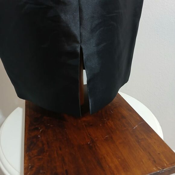 Badgley Mischka Black Midi Dress with Elegant Silhouette - Picture 13 of 16